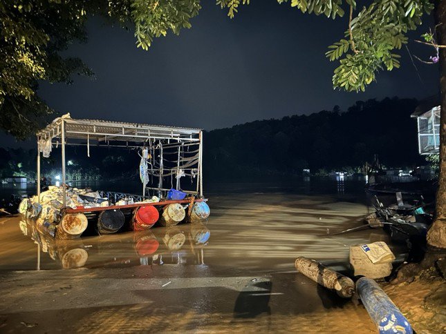 Nhiều bè nuôi cá của người dân trên sông La Ngà bị thiệt hại do mưa lũ.