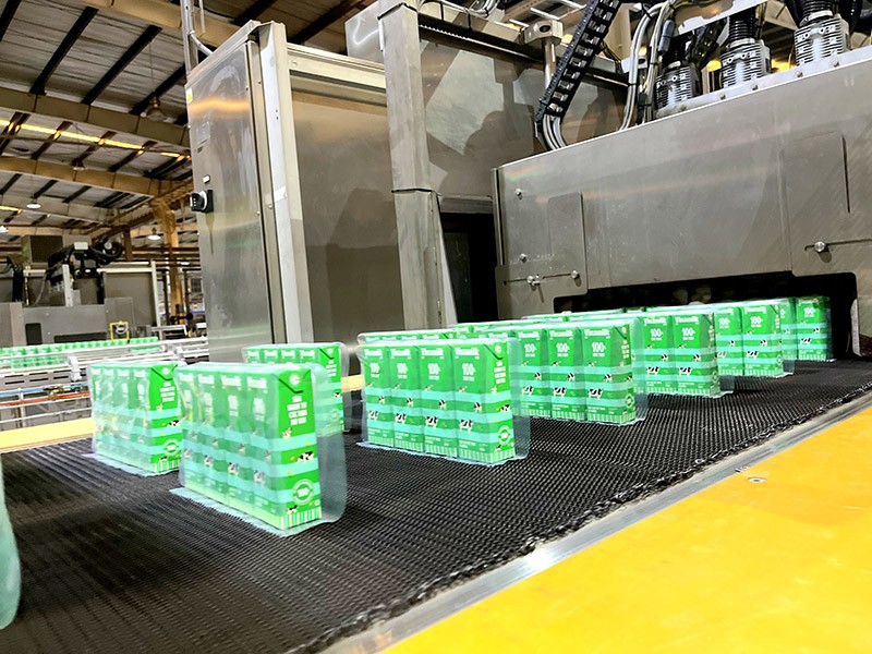 Màu sắc rực rỡ là điều dễ nhận thấy khi hàng trăm ngàn hộp sữa khi chạy đồng loạt trên các dây chuyền