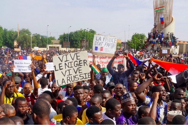 Người biểu tình tụ tập ở thủ đô Niamey, Niger, giương các khẩu hiệu ủng hộ Nga và phản đối Pháp ngày 30/7. (Ảnh: Reuters)