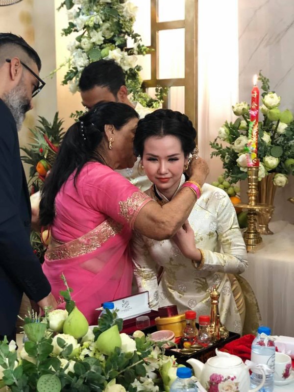 Mối quan hệ mẹ chồng con dâu kỳ lạ nhà Võ Hạ Trâm: Thích tặng vàng con dâu, ôm nhau thật chặt khi gặp mặt - 1