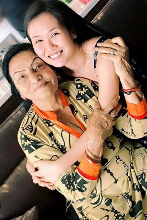 Mối quan hệ mẹ chồng con dâu kỳ lạ nhà Võ Hạ Trâm: Thích tặng vàng con dâu, ôm nhau thật chặt khi gặp mặt - 4