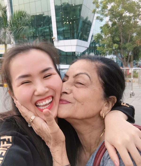 Mối quan hệ mẹ chồng con dâu kỳ lạ nhà Võ Hạ Trâm: Thích tặng vàng con dâu, ôm nhau thật chặt khi gặp mặt - 6