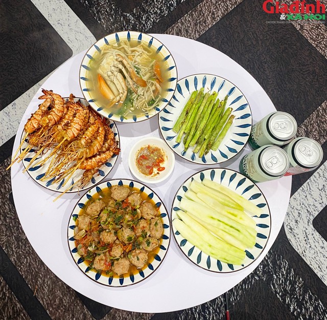 Bữa cơm gồm có: mọc, canh cua biển, tôm nướng, đậu hà lan