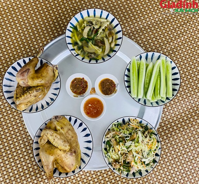 Bữa cơm bao gồm: thịt gà là món ăn chính, rau củ xào, dưa chuột