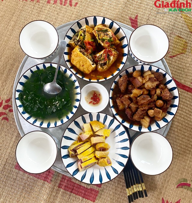 Bữa cơm có: Gà ủ muối, thịt bà chỉ kho trứng, đậu nhồi thịt, canh rau