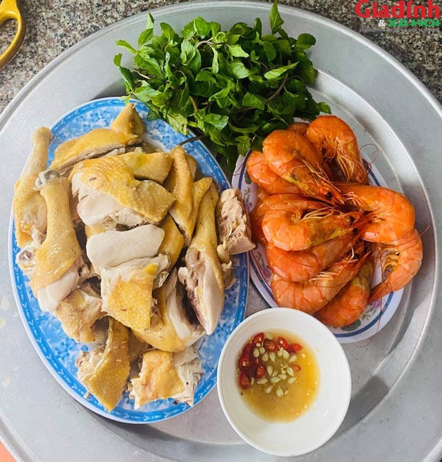Mâm cơm gia đình "Việt" tuy giản dị nhưng vẫn đậm đà, thơm ngon và đầy đủ dinh dưỡng
