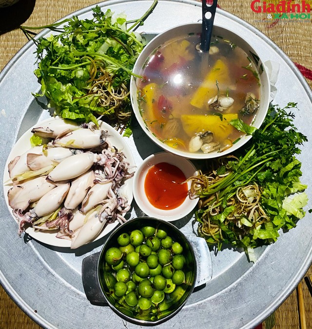 Bữa cơm đơn giản với sung, rau sống, mực ống và canh chua