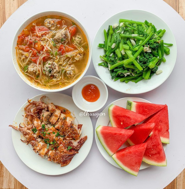 Bữa cơm ngon bao gồm các món: mực sốt, mọc nấu xanh, rau bí xào tỏi và dưa hấu