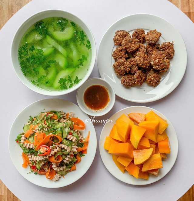 Bữa cơm gia đình có: Canh bí, chả viên chiên, nộm, xoài tráng miệng.