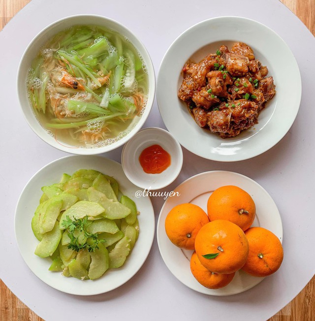 Các món ăn có: bí nấu tôm, bí xào và sườn xào chua ngọt và cam tráng miệng.