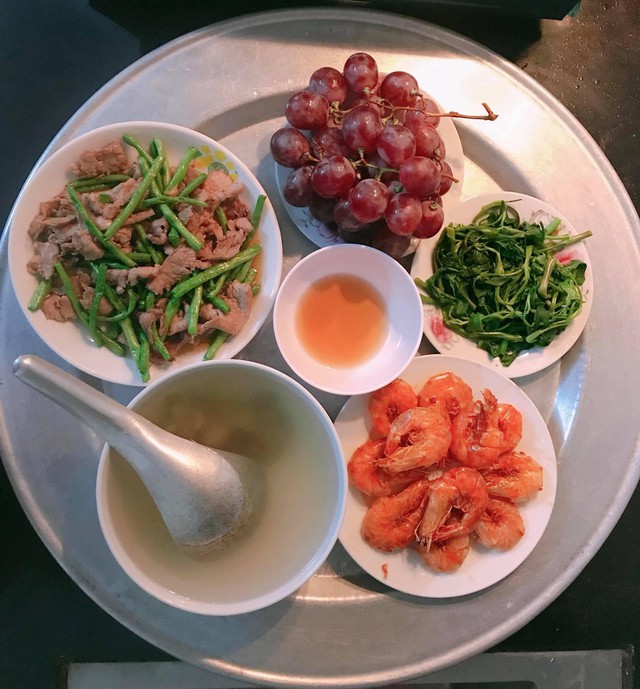 Bữa cơm đầy đủ dinh dưỡng của bạn Hoàng Tiểu Thương (Ảnh: Hoàng Tiểu Thương)