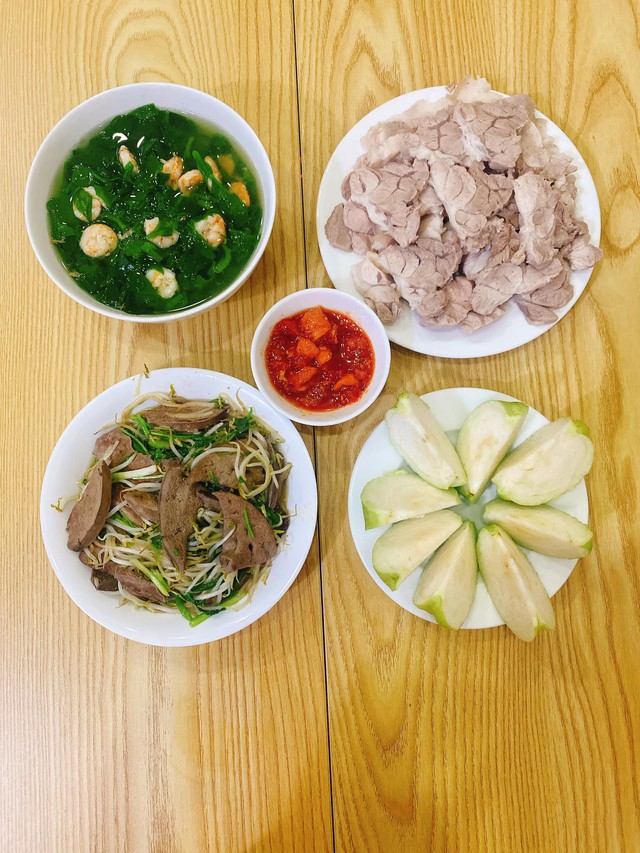 Bữa cơm gồm có: gan xào giá đỗ, thịt luộc, canh rau nấu tôm, ổi là trái cây tráng miệng. (Ảnh: Phí Huế)