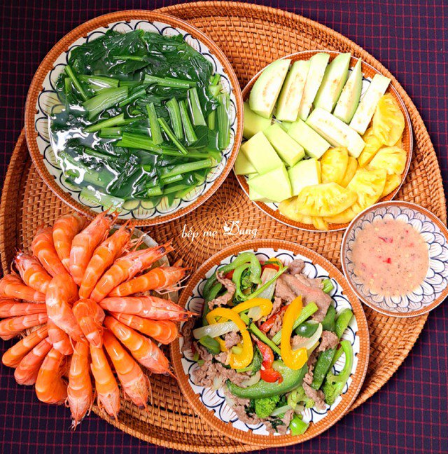 Mâm cơm có tôm, thịt bò xào rau củ, canh rau cải và trái cây. (Ảnh: Kim Dung)