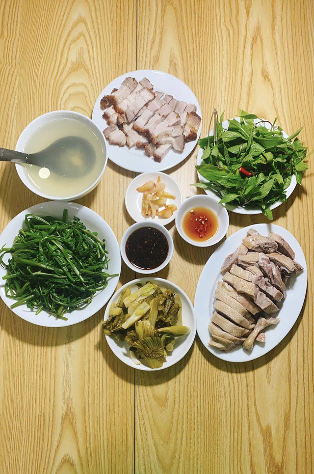 Mâm cơm gia đình ngày cuối tuần với đầy đủ dinh dưỡng (Ảnh: Phí Huế)