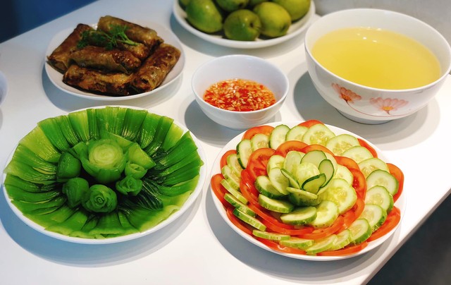 Rau cải chíp luộc được trang trí sáng tạo, nhìn rất ngon (Ảnh: Ngọc Lan)