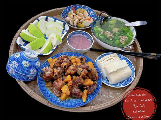 Cà chấm mắm tôm chính là món ăn được xuất hiện khá nhiều trên mâm cơm "Việt" (Ảnh: Tú Bình)