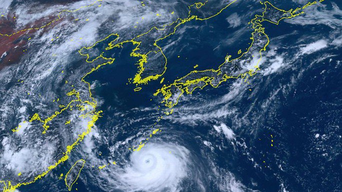 Bão Khanun tiếp cận Nhật Bản. Ảnh: AP