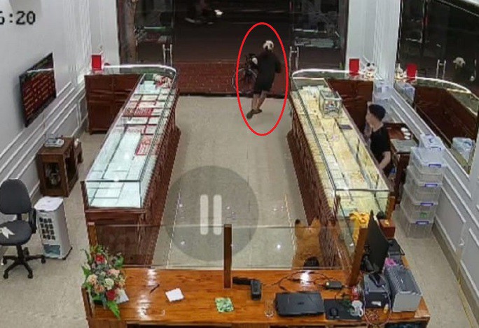 Hình ảnh thiếu niên cướp tiệm vàng được camera an ninh của tiệm vàng ghi lại