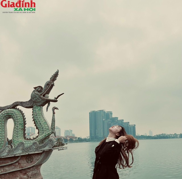 Điểm check in 2 con rồng ở hồ Tây (Ảnh: Bảo An)