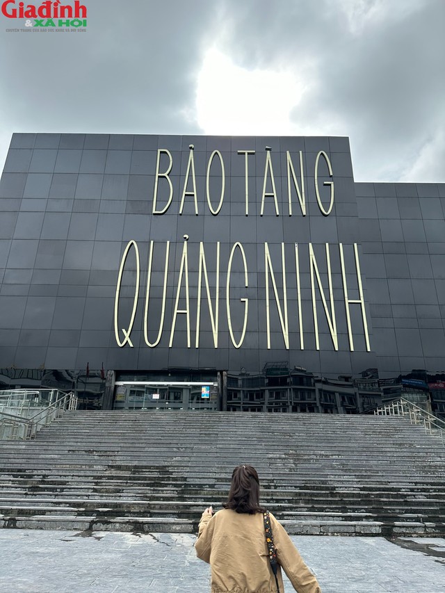 Tone màu Bảo Tàng Quảng Ninh được lấy cảm hứng từ than Quảng Ninh. Bên cạnh đó, Quảng Ninh được mệnh danh là "đất mỏ".