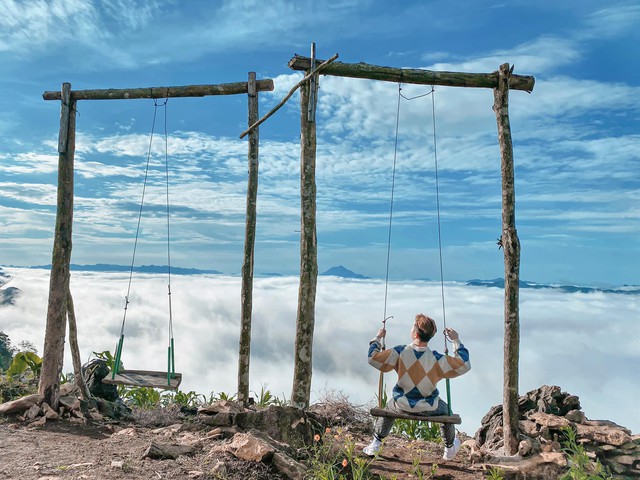 Nếu dậy sớm, bạn sẽ còn được chiêm ngưỡng biển mây đẹp không kém các vùng cao Tà Xùa, Sapa đâu nhé. (Ảnh: Nhất Nam)
