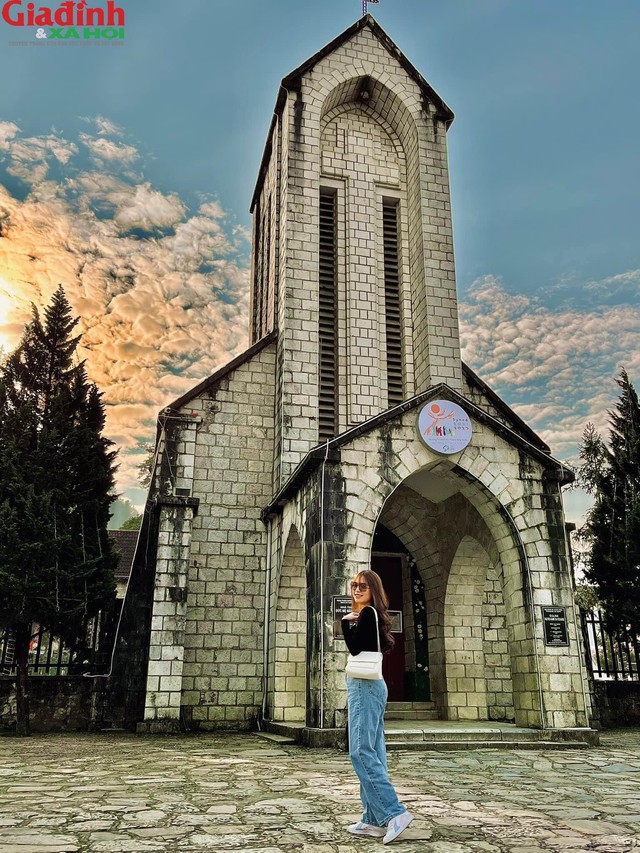 Check in nhà thờ đá ở Sapa