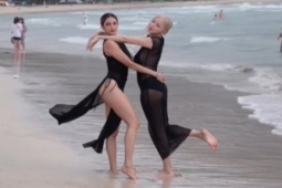 Thời trang - Mặc váy mỏng, thủng lỗ để lộ bikini là "hot trend" các cô gái châu Á hè này?