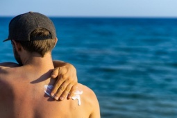Đàn ông - Cách tẩy kem chống nắng trên da và quần áo, lời khuyên của chuyên gia