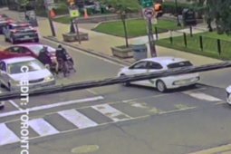Phi thường - kỳ quặc - Video: Đối tượng lái ô tô ăn trộm đâm vào nhóm cảnh sát rồi bỏ trốn