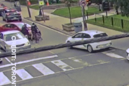 Phi thường - kỳ quặc - Video: Đối tượng lái ô tô ăn trộm đâm vào nhóm cảnh sát rồi bỏ trốn