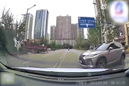 Ô tô - Clip: Phụ nữ lái ô tô đâm bay xe máy, to tiếng "đổ lỗi" cho xe khác