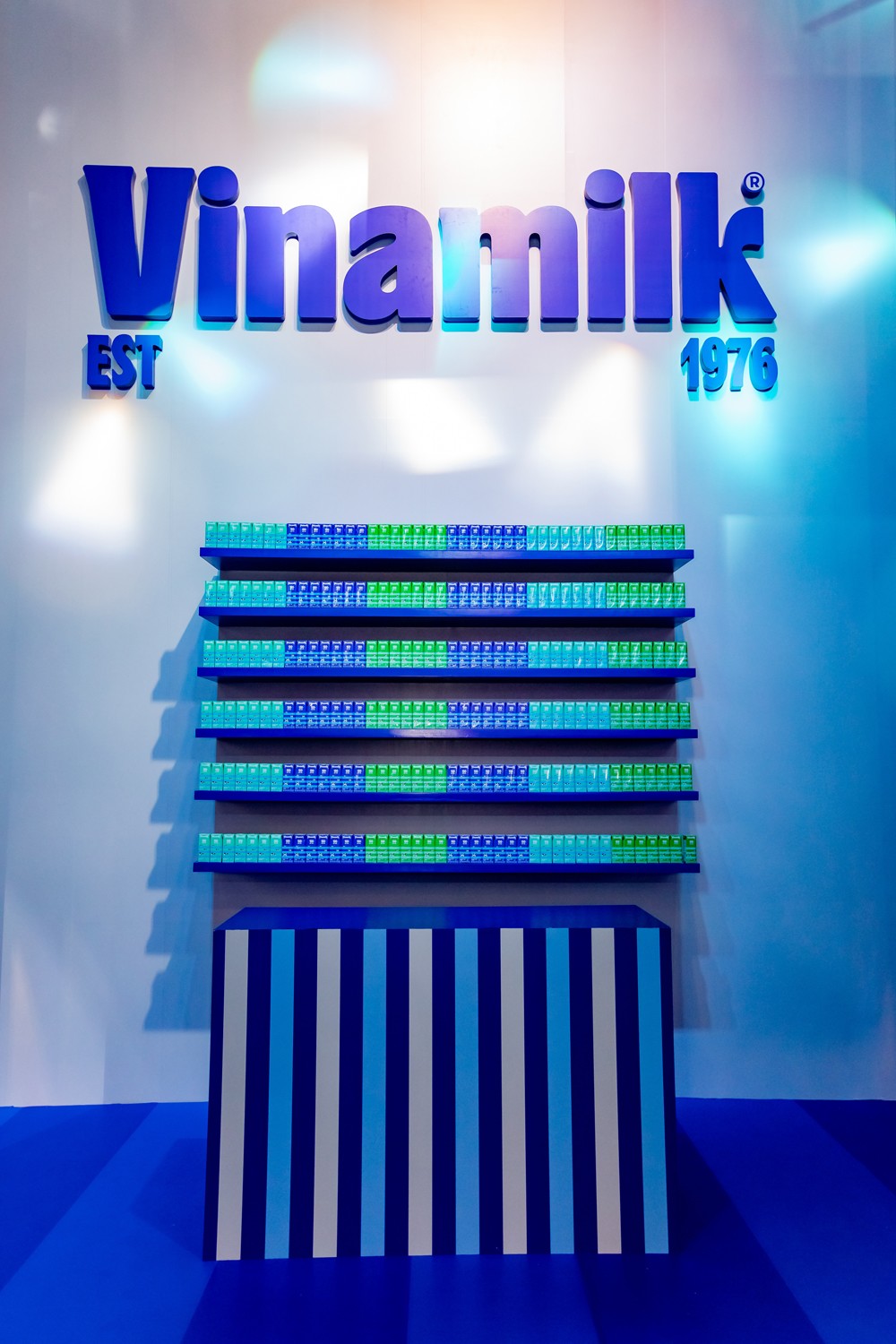 Bộ nhận diện thương hiệu này được Vinamilk chia sẻ là kết quả của gần một năm chuẩn bị của hơn 55 chuyên gia, nhà tư vấn về sáng tạo, chiến lược và thương hiệu hàng đầu trên thế giới.