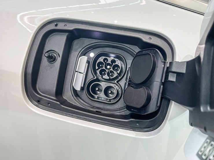 Chi tiết mẫu xe điện BMW i4 hoàn toàn mới vừa ra mắt tại Việt Nam - 11