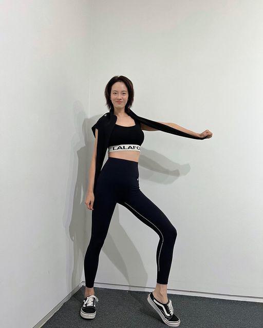 Song Ji Hyo chăm chỉ tập luyện để có được body đẹp ở ngoài tuổi 40.&nbsp;