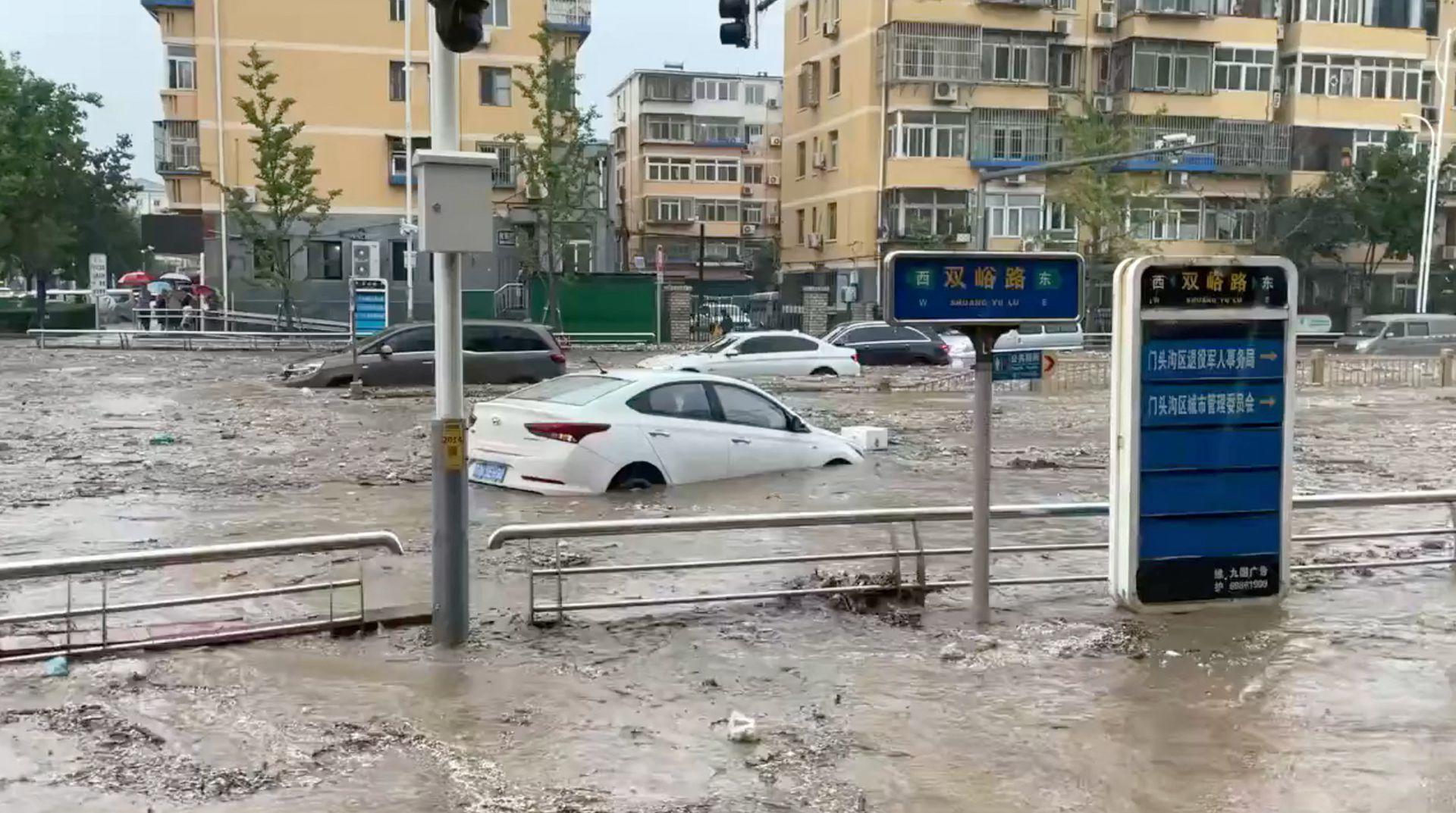 Xe ô tô ngập trong nước ở thủ đô Bắc Kinh, Trung Quốc.