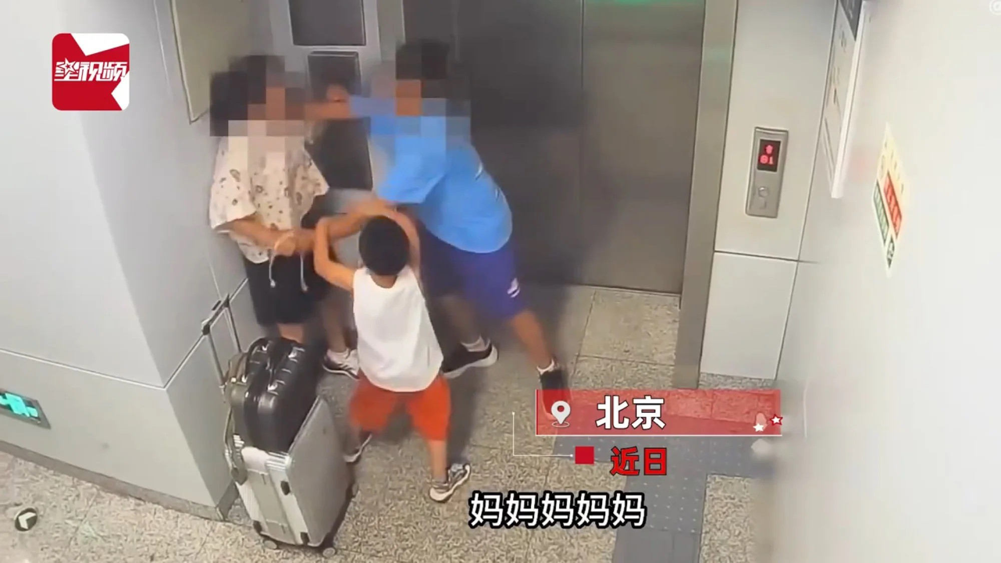 Cậu bé 15 tuổi đánh mẹ ngay tại ga tàu điện ngầm (ảnh: SCMP)