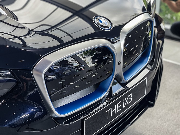 Cận cảnh mẫu xe điện BMW iX3 chính hãng lần đầu tiên xuất hiện tại Việt Nam - 4