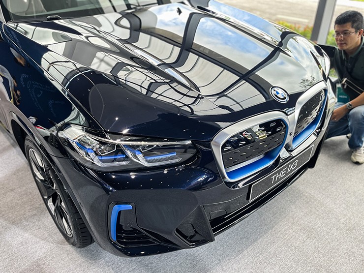 Cận cảnh mẫu xe điện BMW iX3 chính hãng lần đầu tiên xuất hiện tại Việt Nam - 5