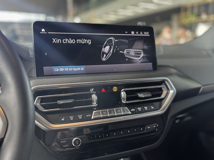 Cận cảnh mẫu xe điện BMW iX3 chính hãng lần đầu tiên xuất hiện tại Việt Nam - 11