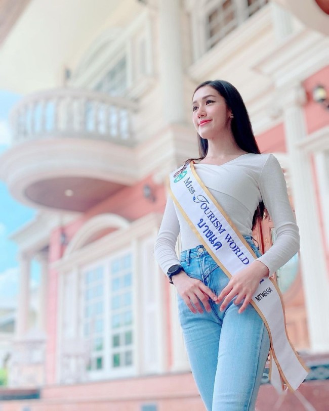 Năm 2021, cô giành danh hiệu Hoa hậu Du lịch Thế giới Bang Khae của Thái Lan.
