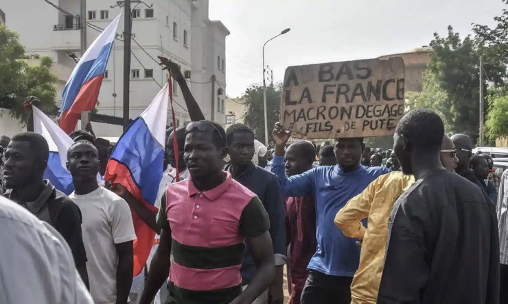 Đám đông ủng hộ phe quân đội giơ biểu ngữ phản đối Pháp ở thủ đô Niamey, Niger.