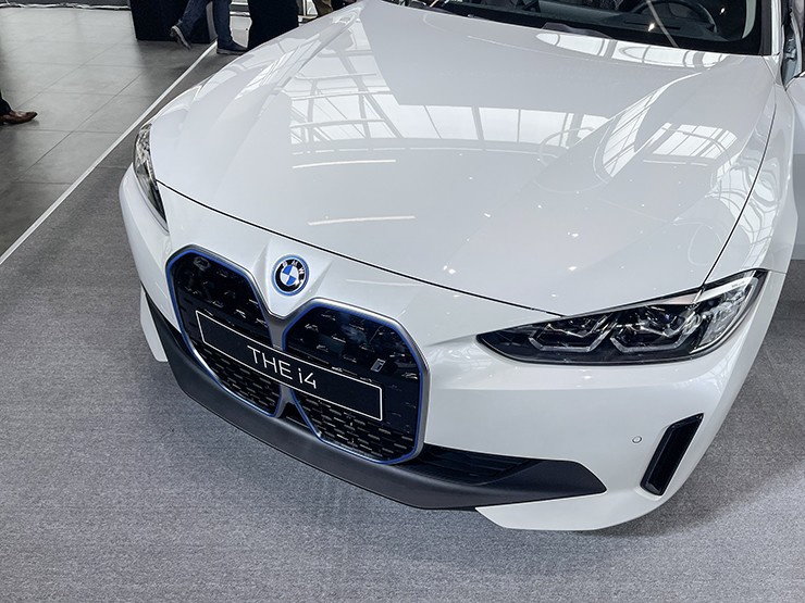 Chi tiết mẫu xe điện BMW i4 hoàn toàn mới vừa ra mắt tại Việt Nam - 3