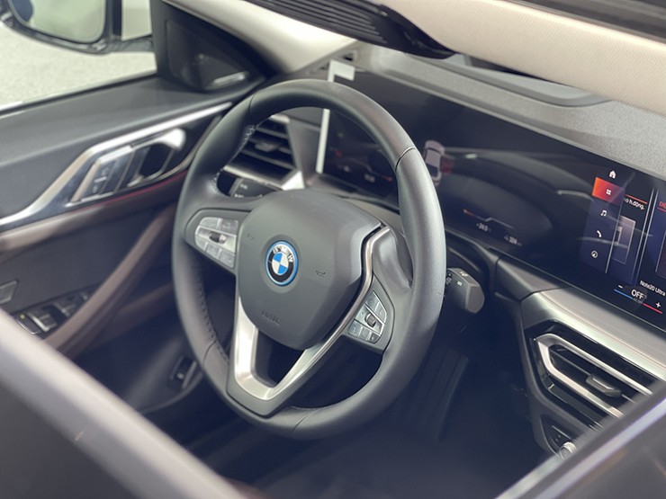 Chi tiết mẫu xe điện BMW i4 hoàn toàn mới vừa ra mắt tại Việt Nam - 7