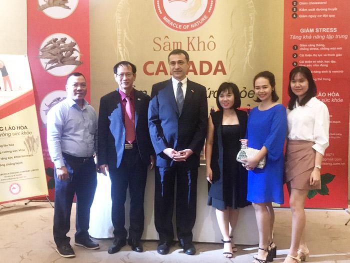 Tổng lãnh sự quán Canada (ở giữa) đã giới thiệu ông Cao Kiến Cường (bên trái) và sản phẩm nhân sâm CND trong sự kiện xoay quanh chủ đề nhân sâm Canada
