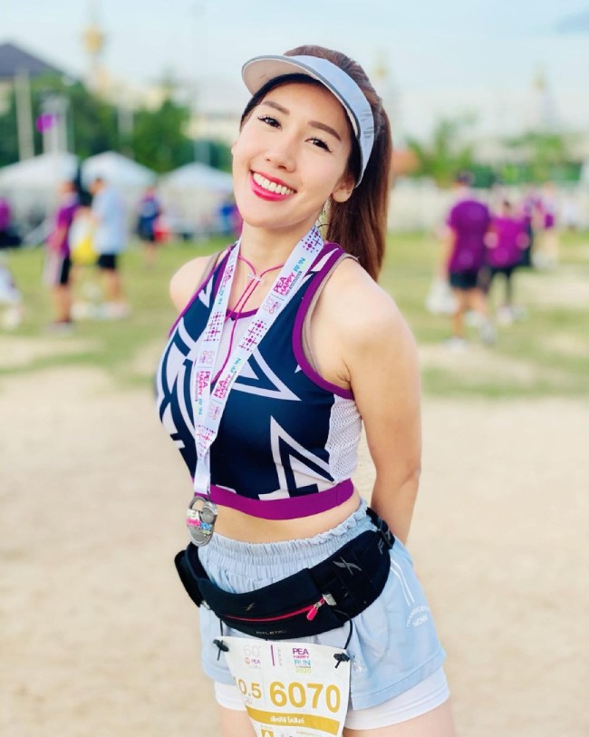 Lertsiri đã hoàn thành hàng trăm cuộc thi chạy bộ không chỉ ở Thái Lan mà còn ở các nước như Nga, Đức.
