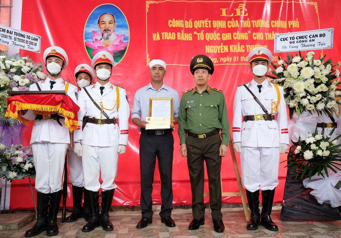 Thiếu tướng Lê Văn Tuyến, Thứ trưởng Bộ Công an, trao quyết định cho thân nhân liệt sĩ Nguyễn Khắc Thường.