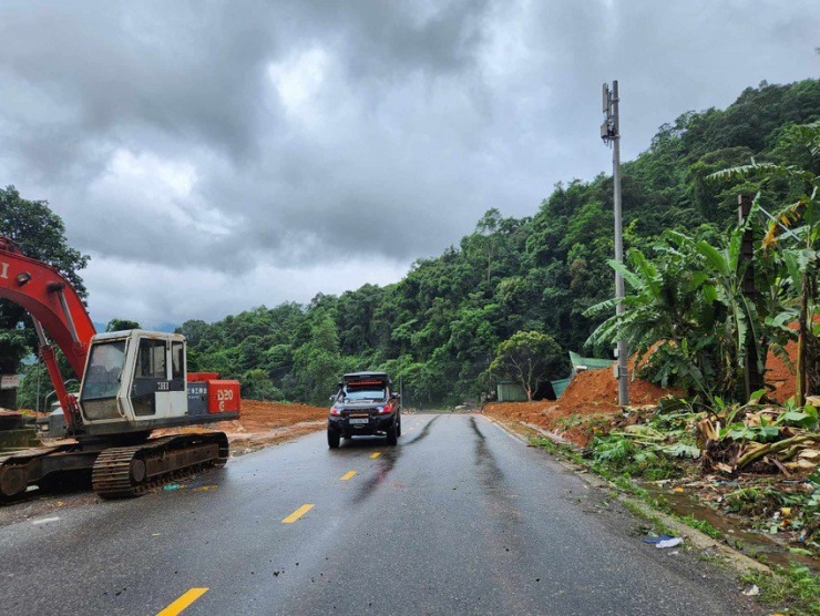 Điểm sạt lở đèo Bảo Lộc đã được khắc phục xong, xe cộ đã có thể lưu thông. Ảnh: TS