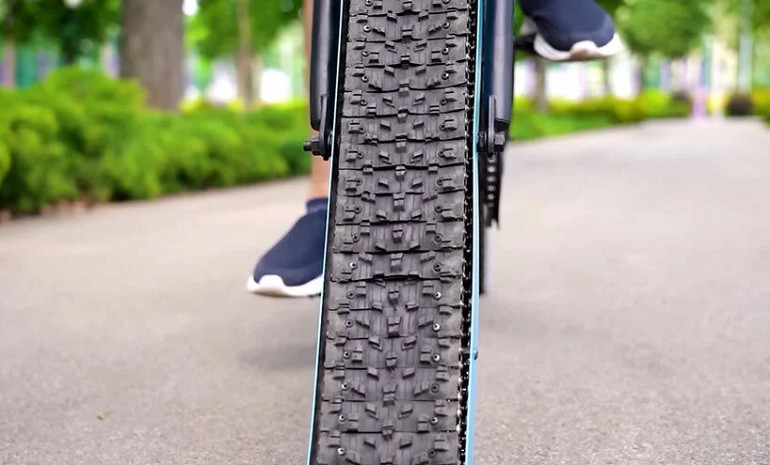 "Bánh" xe với thiết kế giống bánh tăng. 