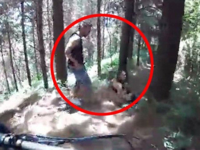 Bạn trẻ - Cuộc sống - Đạp xe trong rừng, người đàn ông nhức mắt khi bắt gặp đôi nam nữ đang "mây mưa"