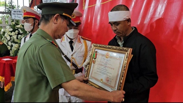 Lãnh đạo công an tỉnh Lâm Đồng trao huân chương bảo vệ Tổ Quốc cho đại diện gia đình Trung tá Nguyễn Khắc Thường